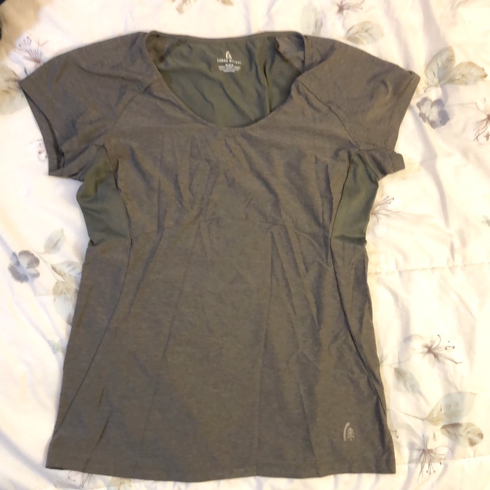 Cute *Medium* flattering athletic top 👚